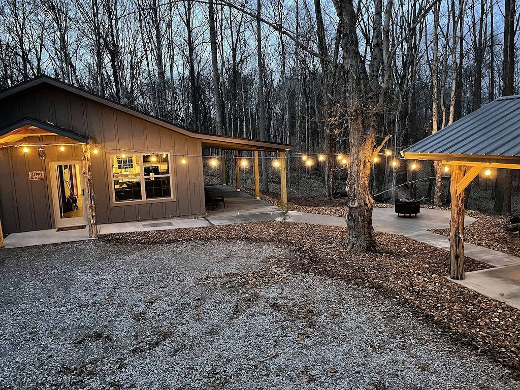 Brand new cabin in the woods with hot tub 1/2 mile from Starview Winery in Union County (IL)
