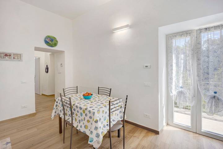 Hel lejlighed, Pet-Friendly Apartment 'La Colombera' with Sea View, Garden & Wi-Fi in Moglio, Alassio