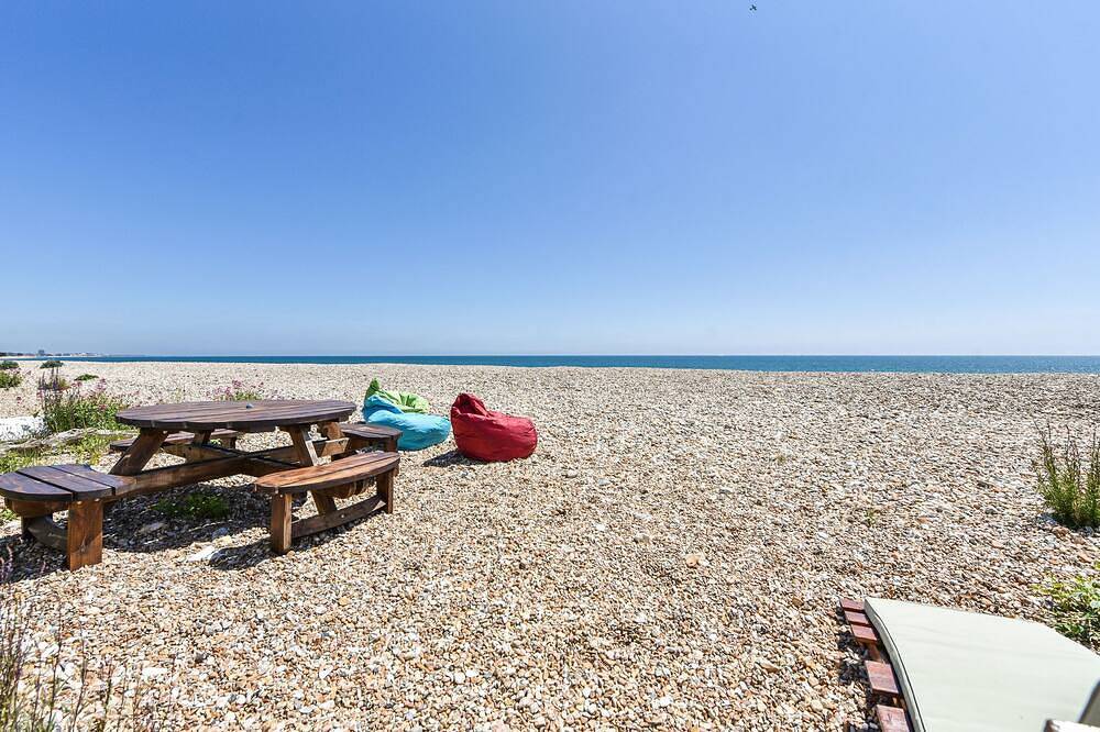 Seasidings, Pagham - sleeps 10 guests  in 5 bedrooms in Sussex Occidental