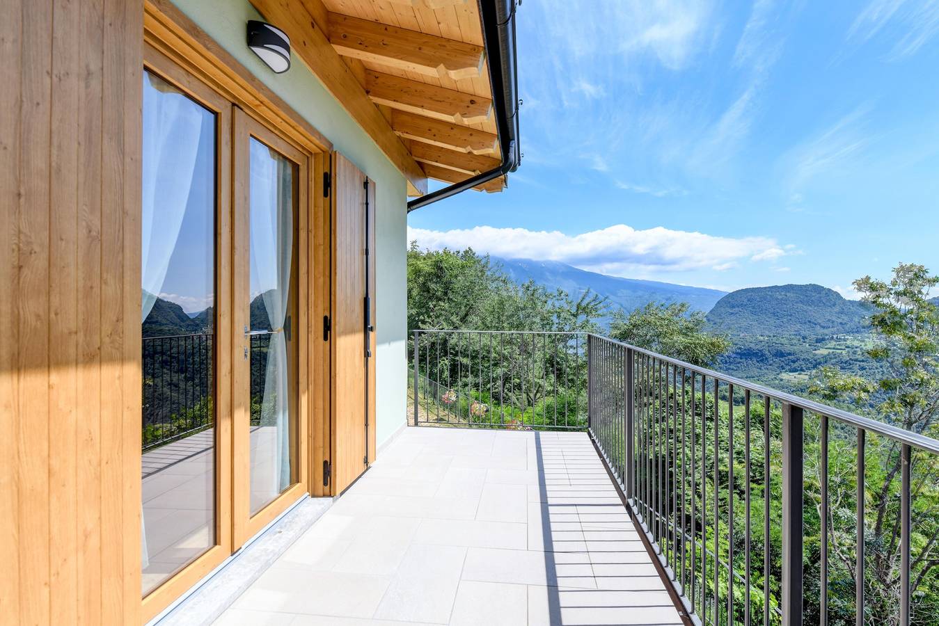 Appartamento intero, Appartamento "Nonno Bigi Tulipano" con vista sulle montagne, Wi-Fi, balcone e giardino in Tremosine, Prealpi Gardesane