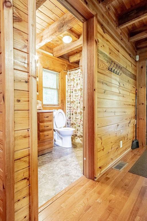 Charming Riverfront Cabin* Ev Chrg * Fish * Swim * in Blount County