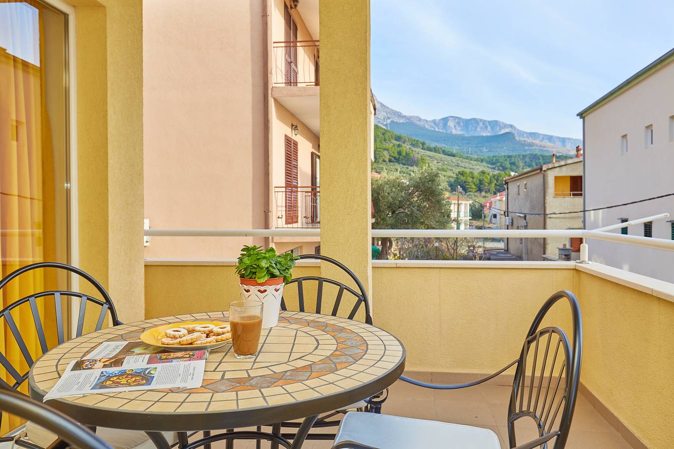 Apartamento entero, Apartments Zelic Tucepi  Yellow Apartment in Tucepi, Rivera de Makarska