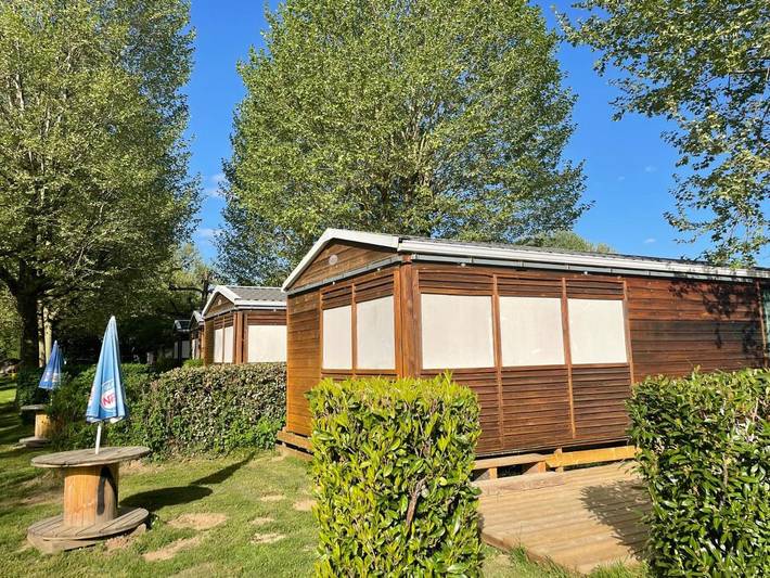 Camping pour 4 personnes, avec terrasse ainsi que vue et piscine, adapté aux familles
