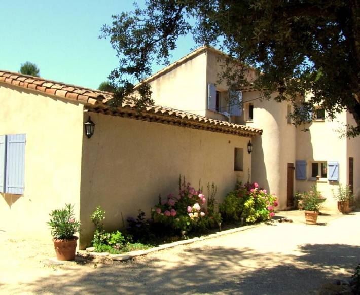 Location de vacances pour 2 personnes, avec vue et terrasse ainsi que piscine et jardin à Saint-Marc-Jaumegarde - 3