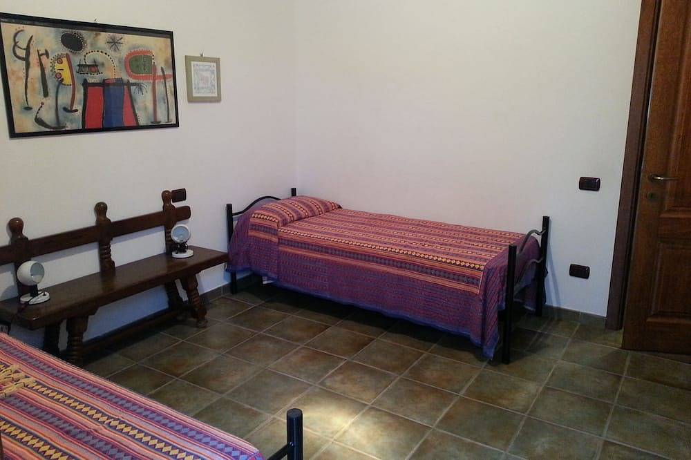 Villa Gilda, Indipendent house, swimming pool and big garden private in Pula Cagliari, Pula e dintorni