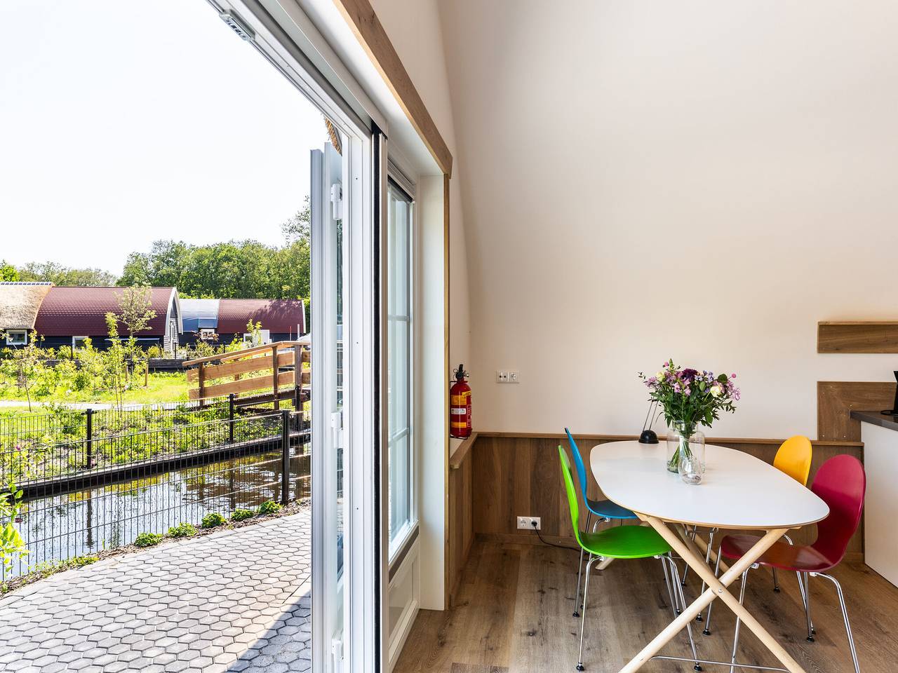 Vakantiehuis in bos bij vijver in Nationaal Park Weerribben-Wieden