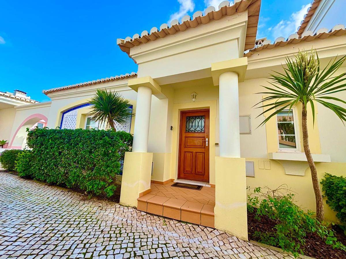 Three-Bedroom House in Budens, Distrito de Faro