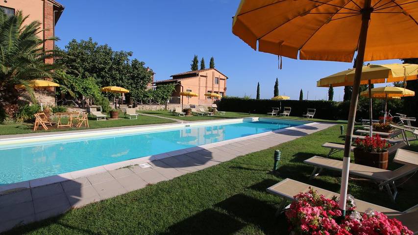 Agriturismo per 5 persone, con piscina e giardino in Lago Trasimeno