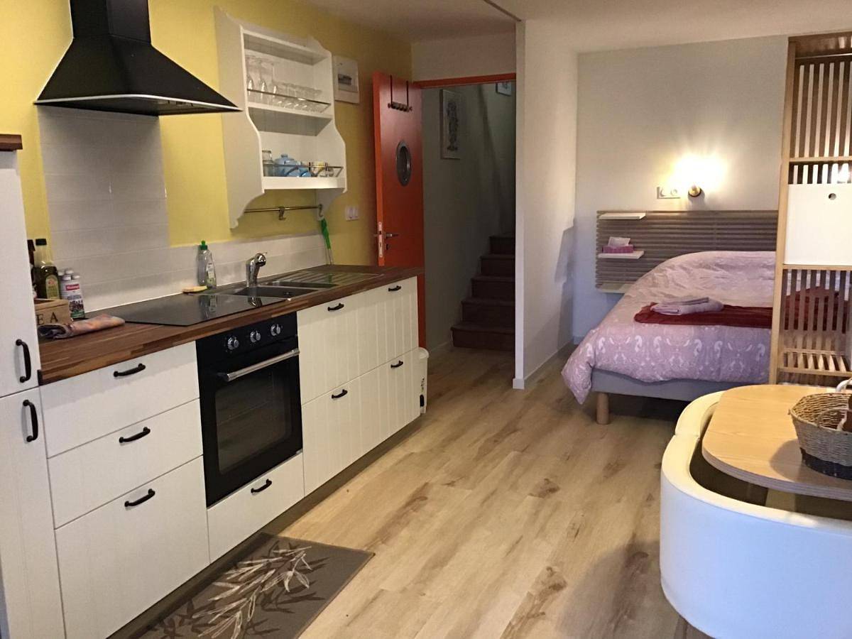 Appartement entier, Studio Apartment in Anglure-sous-Dun, Région de Charolles