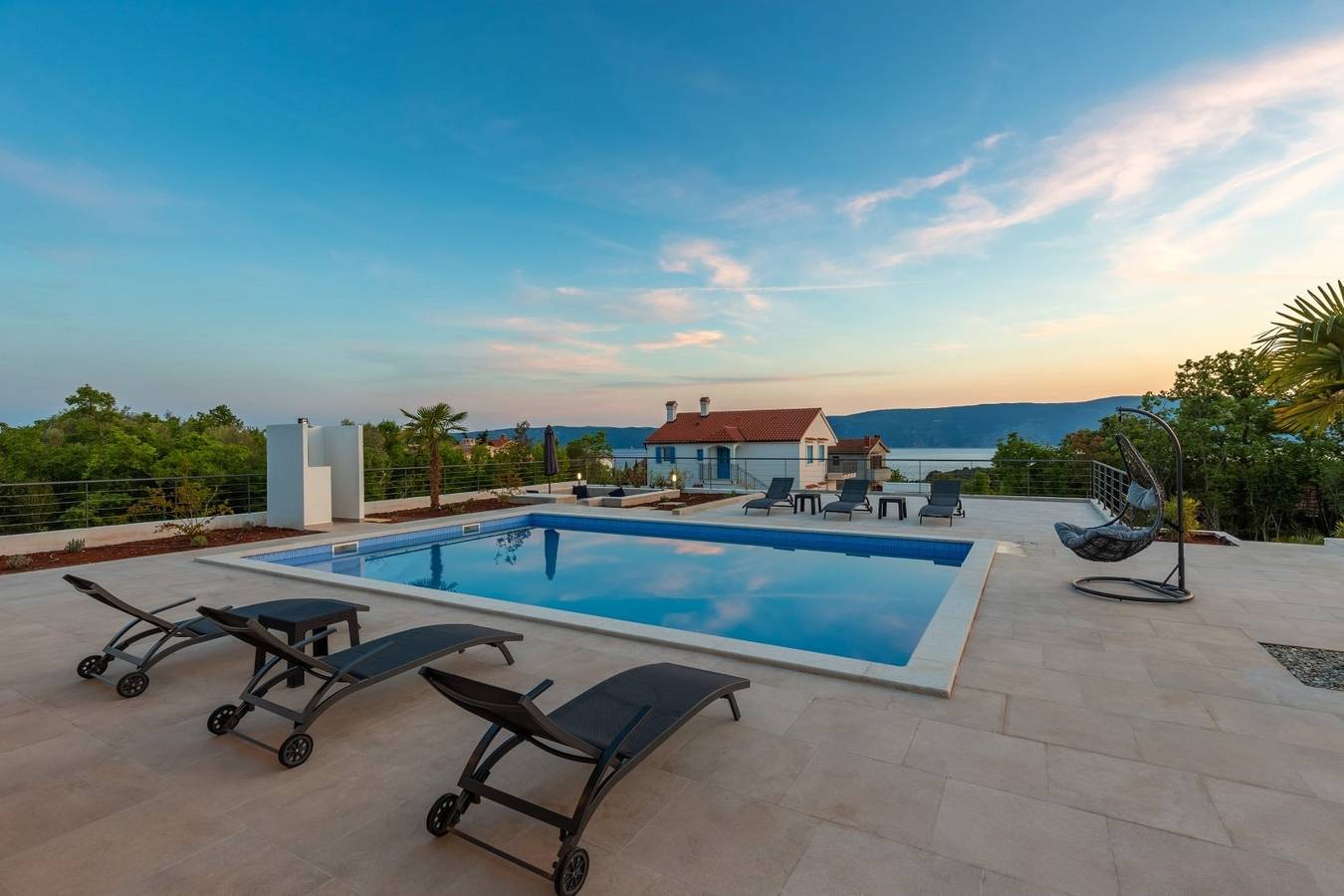 Stilvolle Villa Quadra***** mit Meerblick und beheiztem Pool auf Krk in Pinezici, Krk