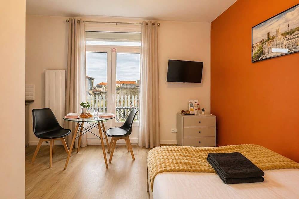 Entire apartment, Charmant studio terrasse en centre-ville in Châtellerault, Vienne