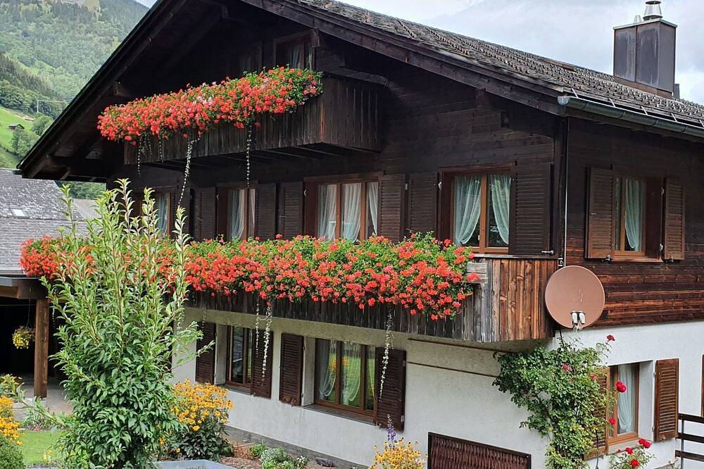 Entire apartment, Lovely apartment for 7 people with Wifi, Tv, patio, panoramic view and parking in Elm (Glarus), Glarus Süd