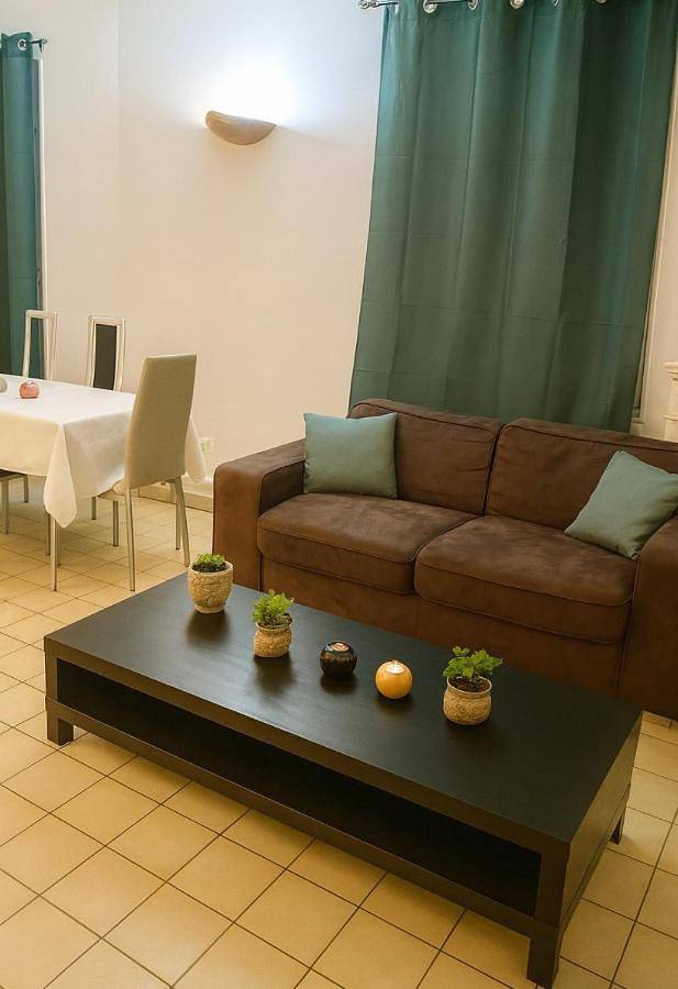 Gîte pour 7 personnes, avec vue ainsi que terrasse et jardin, animaux acceptés à Sain-Bel - 2