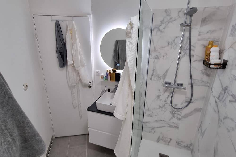 Entire apartment, Appartement Refait à Neuf Proche de Tous les Transports in Rosny-sous-Bois, Seine-Saint-Denis