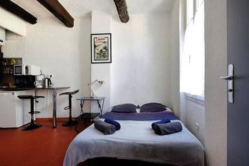 Gîte pour 2 personnes, avec terrasse et vue à Pertuis