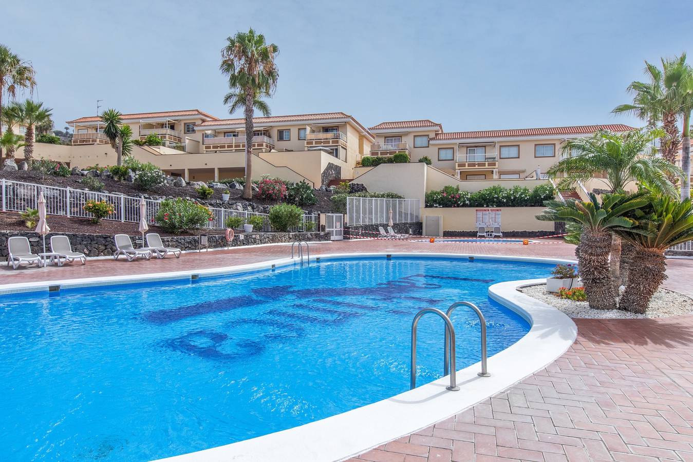 Apartamento entero, Encantadora suite con piscina en Chayofa, vistas a la montaña, Wi-Fi y aire acondicionado in Chayofa, Arona 