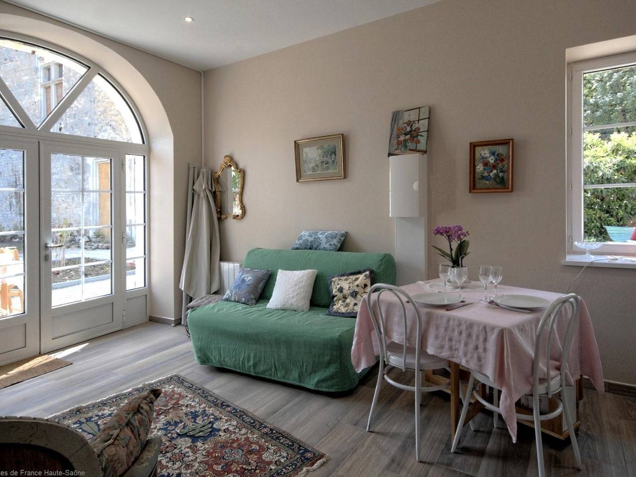 Charmant gîte rénové avec terrasse et parking privé dans un parc, accepte petit animal in Montagney, Haute-Saône