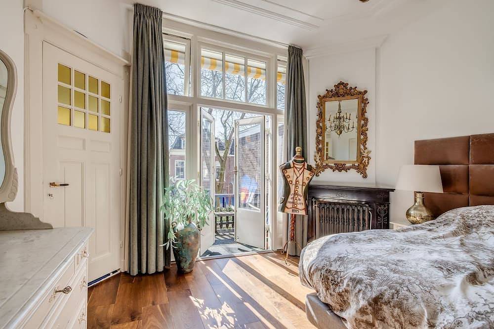 Spacious authentic townhouse next to the beautiful Wilhelminapark in Utrecht in Utrecht, Bestuur Regio Utrecht