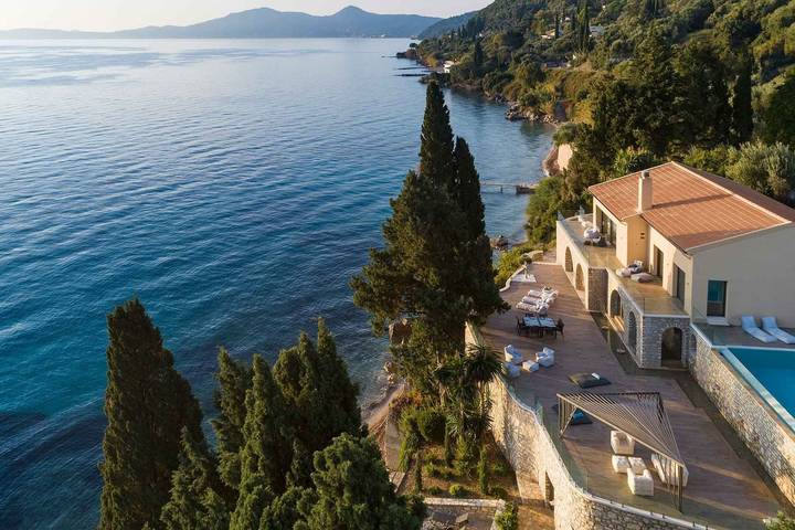 Location de vacances pour 14 personnes, avec jardin ainsi que vue sur l’océan et balcon dans Benitses