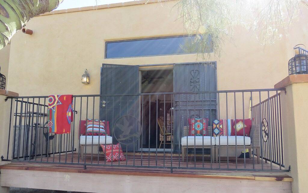 Privacy and views, with Saguaro National Park -East at the end of the street in Saguaro Nationalpark