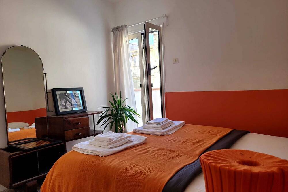 Ganze Wohnung, Cavour Charming terraced apartment in the Historic Center of Naples in Neapel, Neapel Provinz