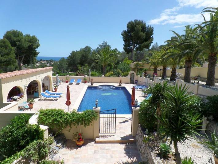 Location de vacances pour 2 personnes, avec Terrasse et Jardin ainsi que Piscine et Vue dans Fanadix