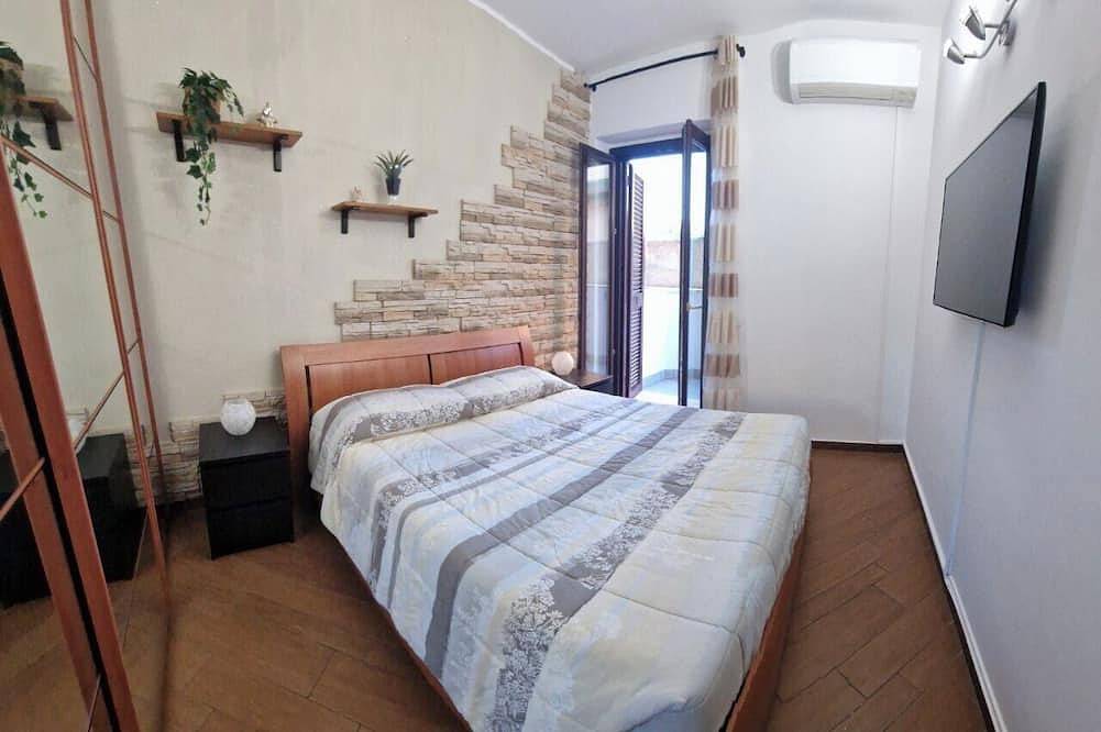 Entire apartment, Apartment 5 min from Airport, Self Check-in h24, Private Garden, Wi-Fi, A/C, Tv in Fiumicino, Rome Province