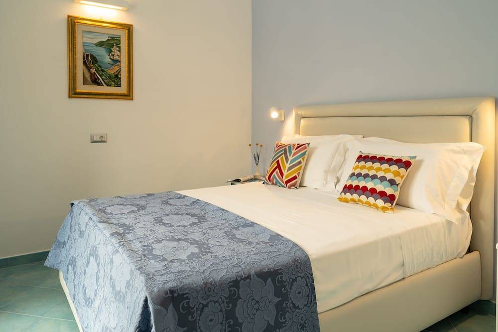 Ganze Wohnung, Grecale: stunning sea-view apartment with patio - up to 5 guests in Maiori, Amalfiküste