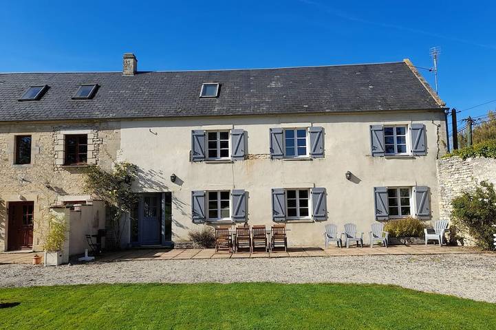 Gîte pour 8 personnes, avec Terrasse ainsi que Jardin et Piscine à Martragny