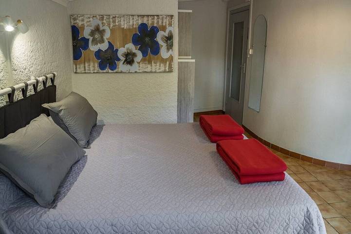 Location de vacances pour 4 personnes, avec terrasse ainsi que piscine et jardin, animaux acceptés à Uzer - 3