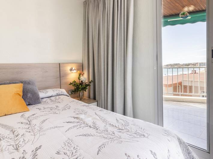 Apartamento entero, Amplio piso de 3 habitaciones con terraza, aire acondicionado y Wifi en La Pineda in La Pineda, Platja de la Pineda