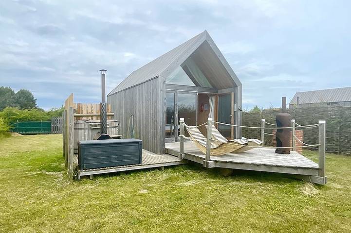 Glamping for 2 people, with garden in St Osyth