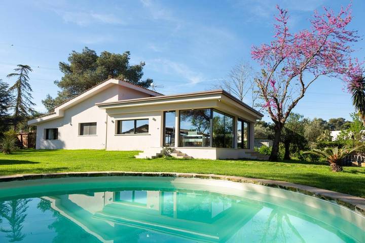 Villa per 7 persone, con Balcone e Idromassaggio nonché Terrazza e Giardino a Lequile