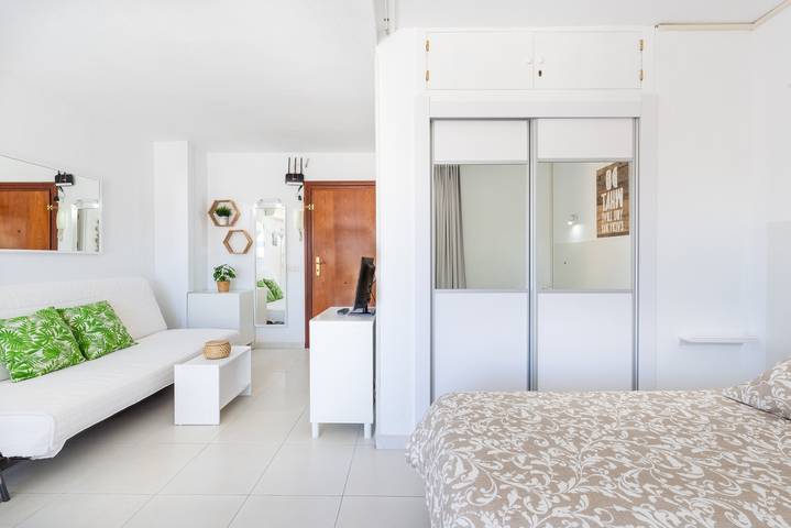 Entire studio, Sunny Seaside Studio with Balcony, A/C & Sea View in Torrequebrada, Benalmádena