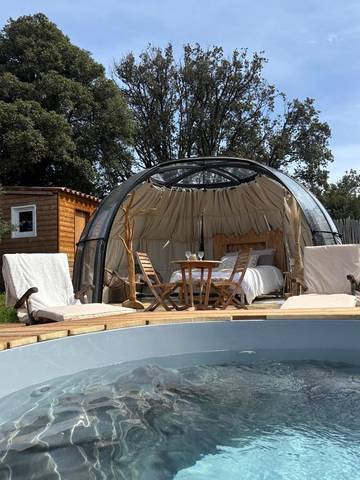 Tente pour 2 personnes, avec terrasse et vue ainsi que piscine et jardin, animaux acceptés en Corse