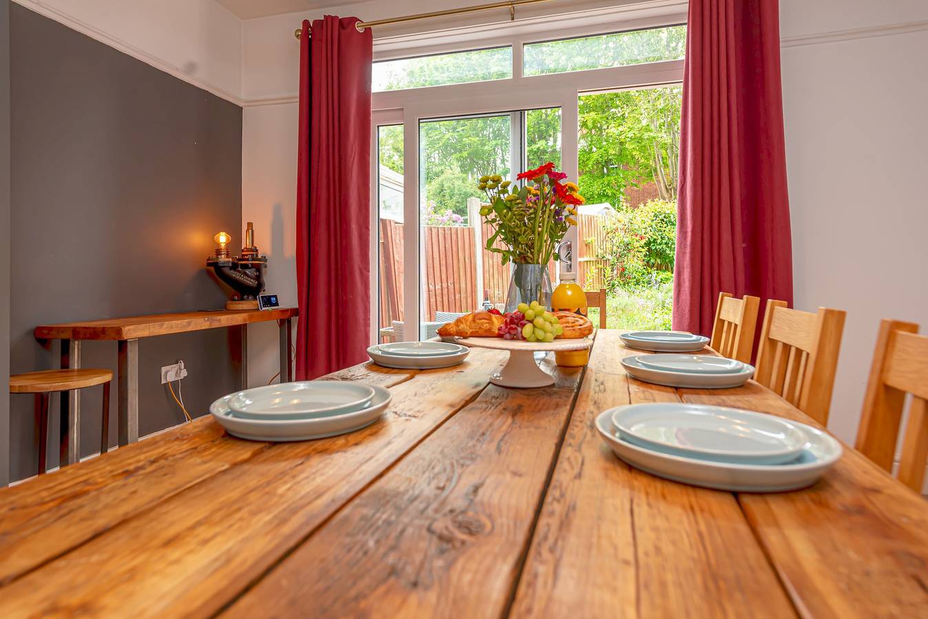 Spacious Home Near Stafford Castle & Victoria Park - Pass the Keys in Stafford, Staffordshire