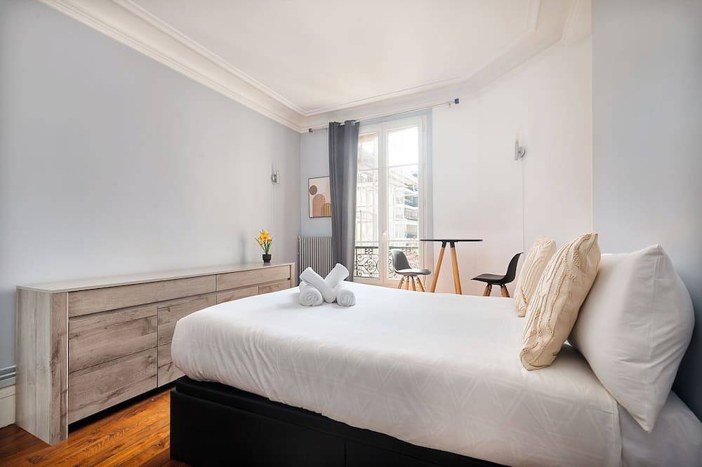 Ganze Wohnung, Parisian charm, separate beds, screen and work desk, ideal for families and professionals. in Clichy, Hauts-de-Seine