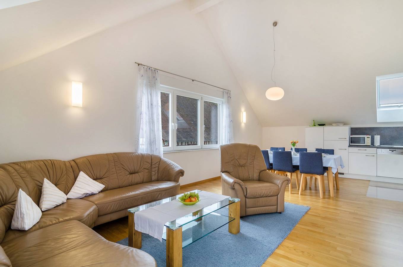 Ganze Wohnung, Lichtdurchflutete Ferienwohnung "Haus Buche" in der Nähe des Bodensees mit Wlan, Balkon und Garten; Parkplätze vorhanden in Hödingen, Überlingen