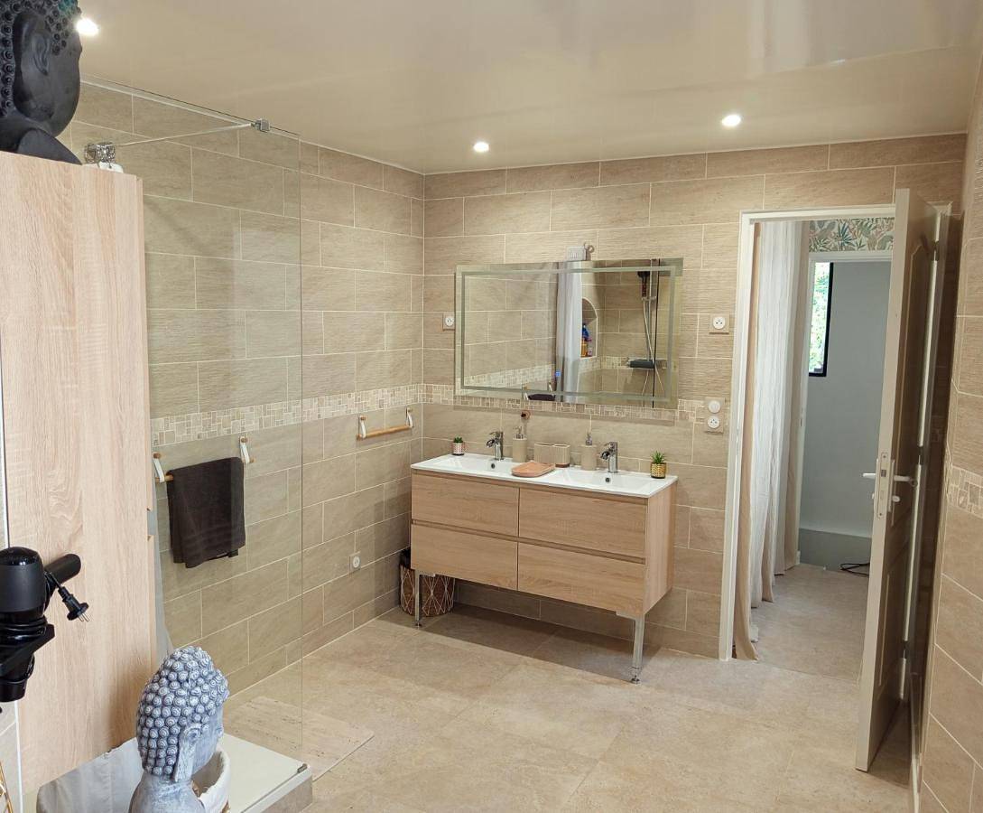 Double Room with Shared Bathroom in Pontoise, Val-d'Oise