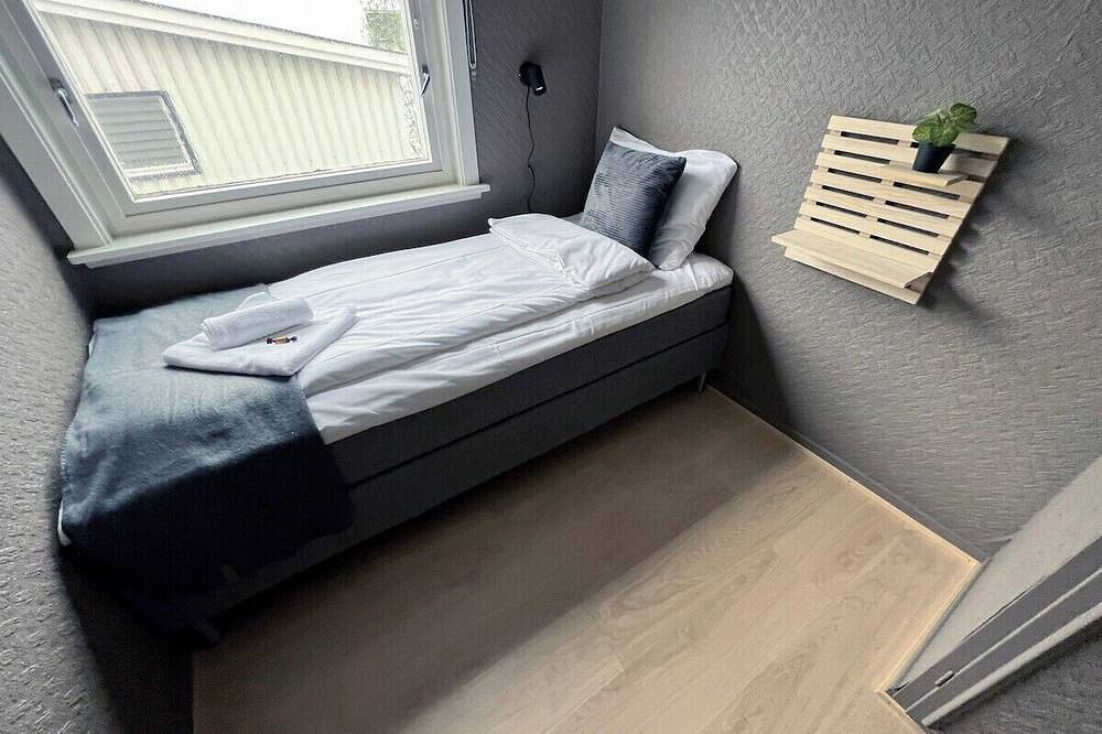 Big central house with a view, free parking(E31) in Narvik