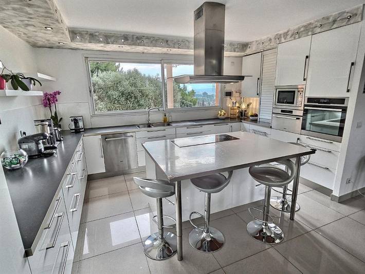 Location de vacances pour 12 personnes, avec vue ainsi que piscine et jardin, animaux acceptés à Rognac - 4