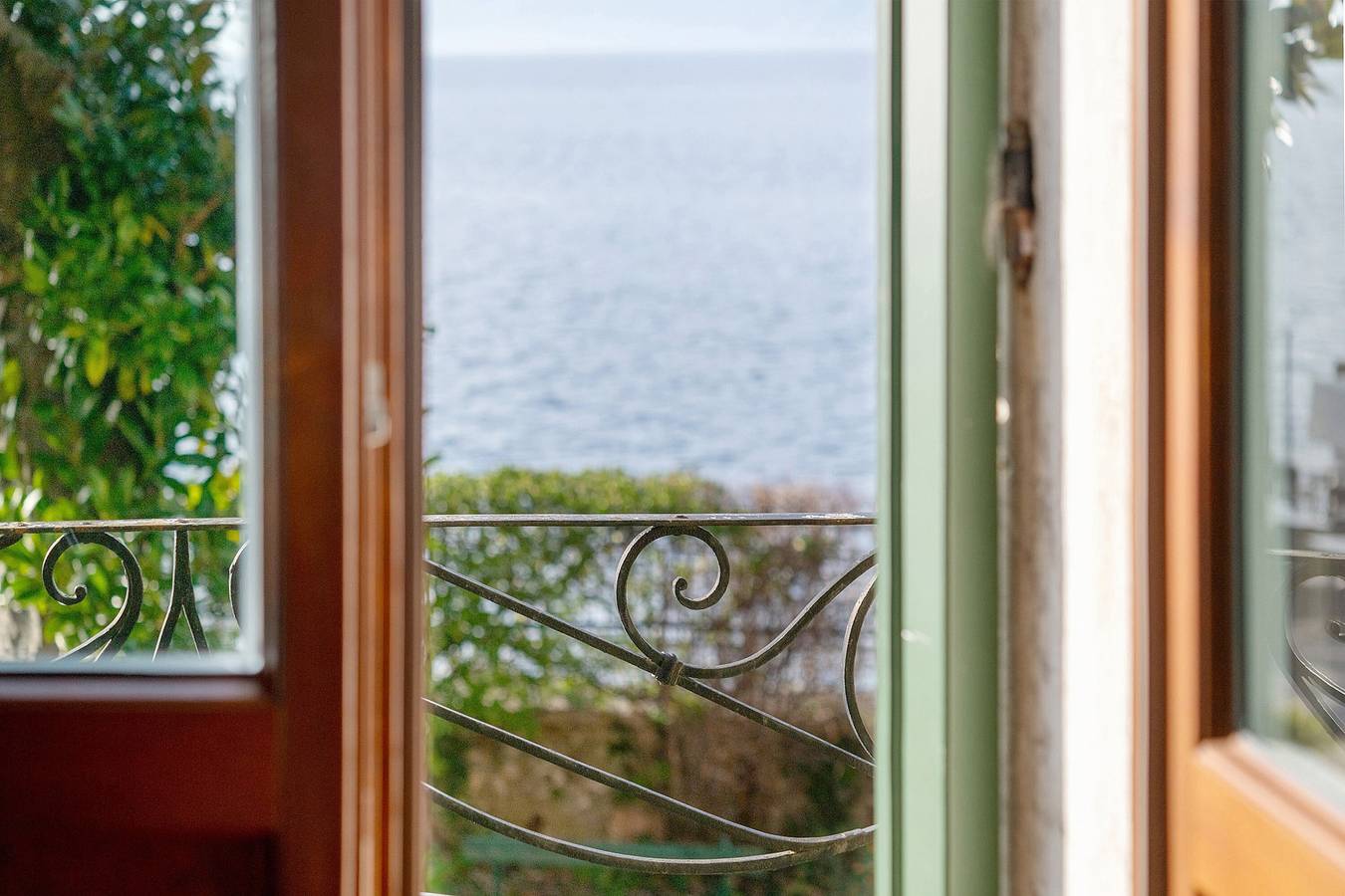 Ganze Wohnung, Appartement „Charming mit Seeblick“ mit privatem Garten und direktem Seeblick in Torri del Benaco, Gardasee-Berge