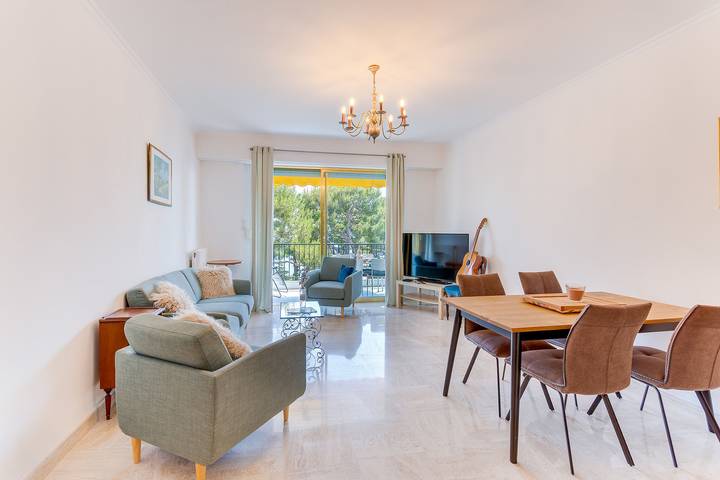 Appartement de vacances pour 4 personnes, avec balcon ainsi que piscine et jardin à Cap-d'Ail