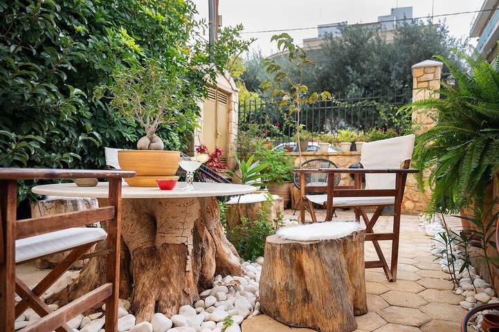 Vacation rental for 12 people, with yard and hot tub in Athens