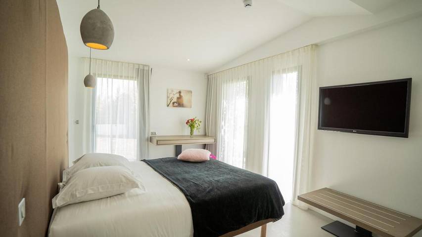 Appart’hôtel pour 2 personnes, avec Balcon et Jacuzzi ainsi que Terrasse et Jardin