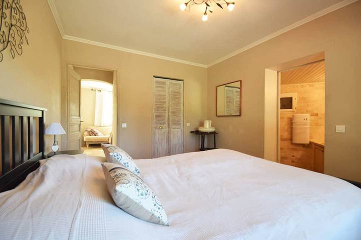 Villa moderne avec un beau jardin, piscine chauffée, un espace barbecue, à proximité des plages in Roquebrune-sur-Argens, Côte méditerranéenne (France)