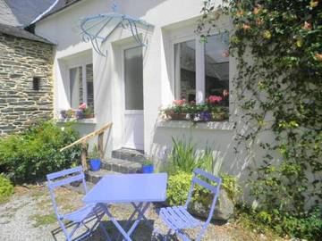 Gîte pour 4 personnes, avec piscine et jardin, adapté aux familles dans Bon Repos sur Blavet