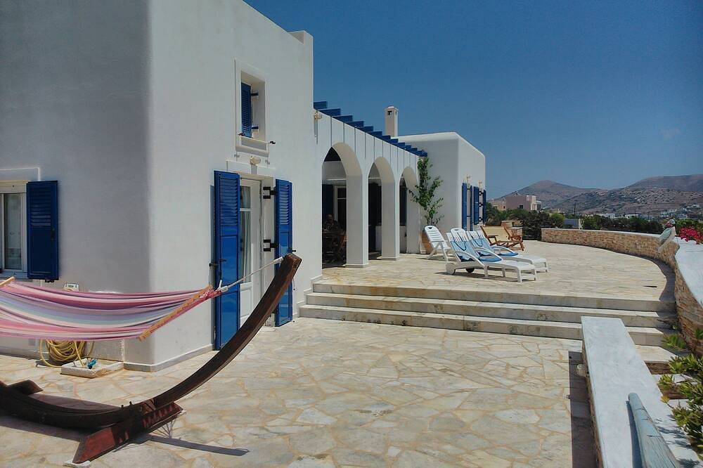 Syros: Villa met buitengewone aan de Egeïsche Zee in de buurt in Finikas, Syros