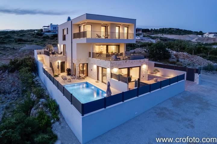 Villa pour 8 personnes, avec vue sur le lac et vue ainsi que piscine et jardin à Brodarica