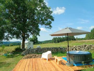 Camping pour 4 personnes, avec jardin et vue, animaux acceptés dans le Puy-de-Dôme